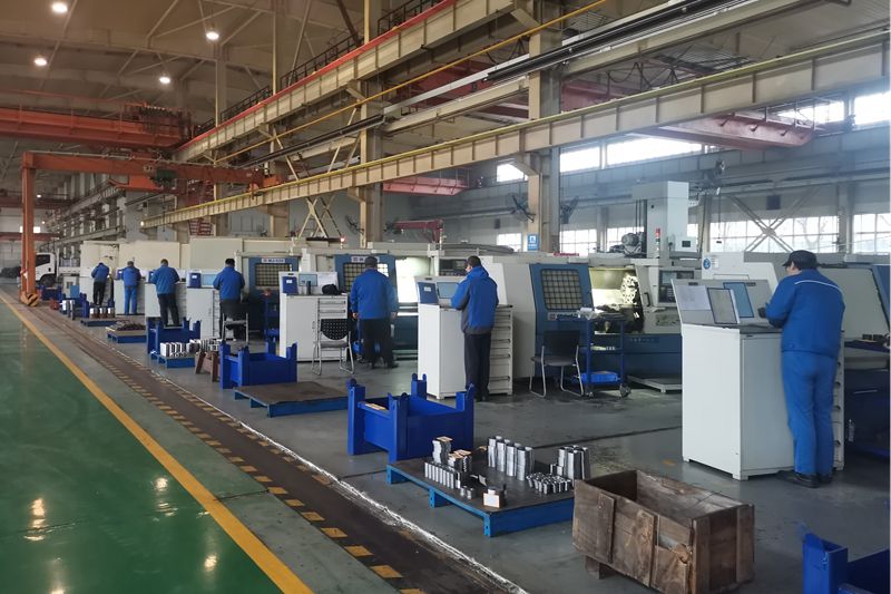 3、機(jī)加工車間數(shù)控車床班組全體員工早早進(jìn)入工作狀態(tài).jpg